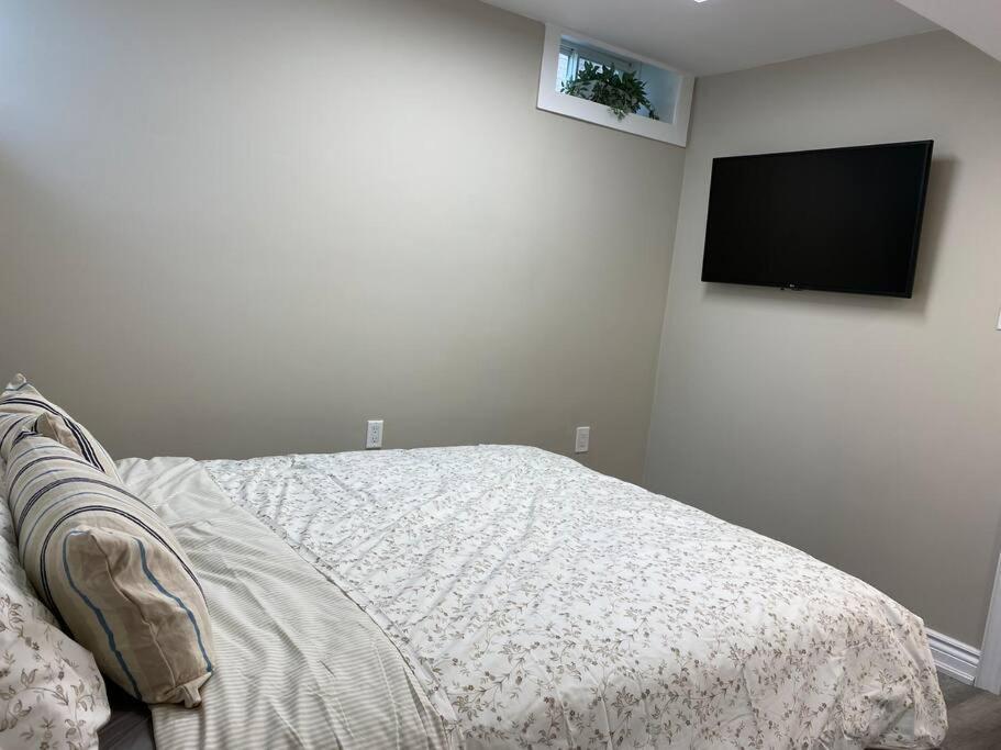 Entire Basement With 3 Bedrooms Ниагара-Фолс Экстерьер фото